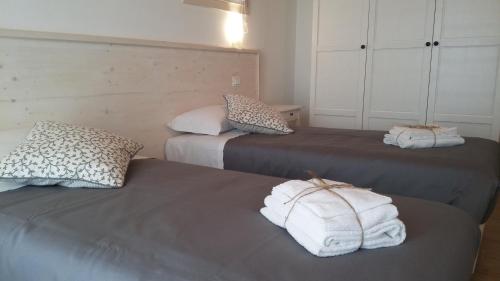 two beds with towels on top of them in a room at Agriturismo Honey Farm in Piazzola sul Brenta