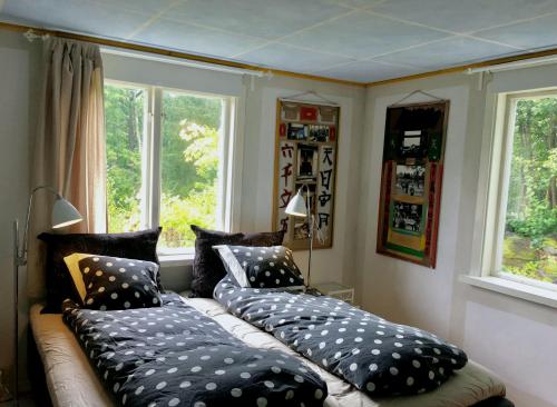 BrobyにあるLille Carlssonの窓付きの客室で、ソファ(枕付)