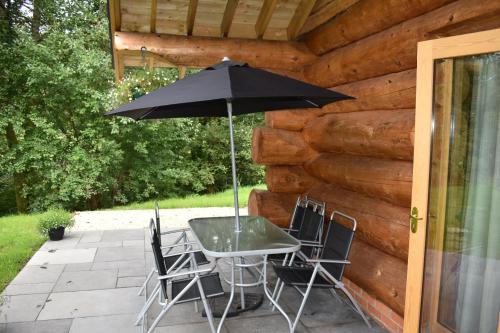 Patio nebo venkovní prostory v ubytování Ewes Water Log Cabins