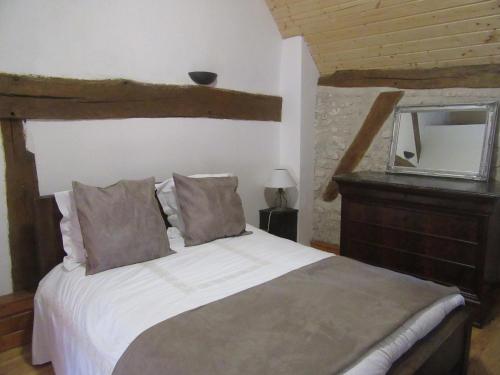 a bedroom with a bed and a window at Appartement au bord de l'Eure in Léry