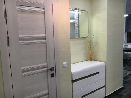 キーウにあるL&A Apartmentのバスルーム(白い洗面台、鏡付)