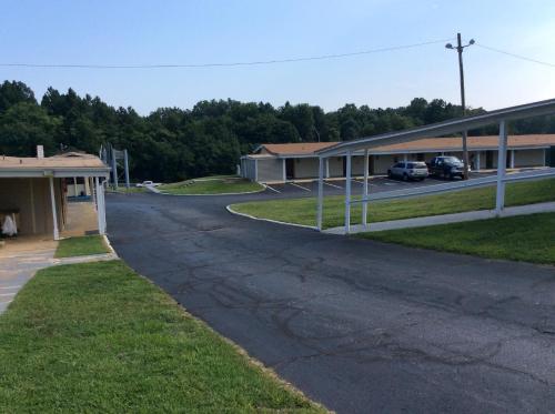 an empty road in front of a building at Village Inn Annapolis MD in Annapolis