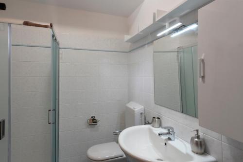 バヴェーノにあるBe Lake Apartmentのバスルーム(洗面台、トイレ、鏡付)