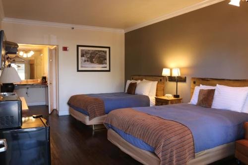 Кровать или кровати в номере Historian Inn