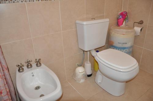 uma casa de banho com um WC e um lavatório em Departamento de alquiler temporario em Villa Carlos Paz