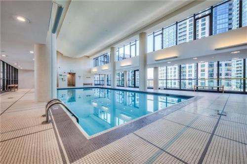 בריכת השחייה שנמצאת ב-Lakefront living Downtown Toronto - Free Parking, Gym, Indoor Pool או באזור