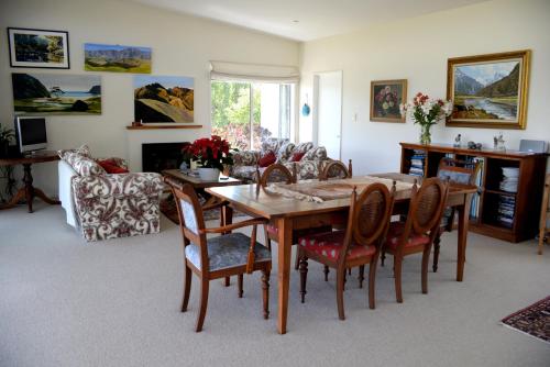 Imagen de la galería de L'abri Bed and Breakfast, en Akaroa