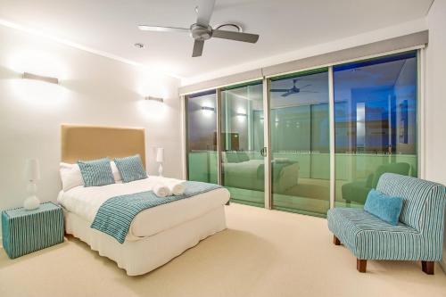 um quarto com uma cama e uma cadeira em Corporate and Family Beach Retreat by Kingscliff Accommodation em Kingscliff