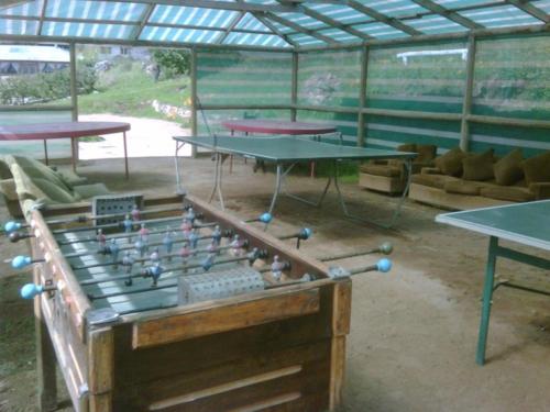 a foosball table in a pavilion with ping pong tables at Refugios Olmue Santa Teresa in El Maqui