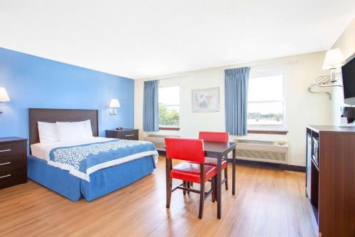 una camera d'albergo con letto e scrivania di Days Inn by Wyndham Lancaster PA Dutch Country a Ronks