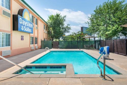 Πισίνα στο ή κοντά στο Days Inn & Suites by Wyndham Wichita