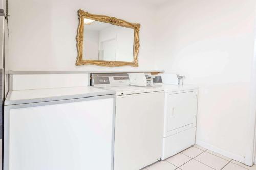 - une salle de bains blanche avec un miroir mural dans l'établissement Days Inn by Wyndham Kimball, à Kimball