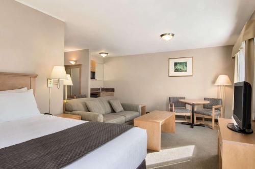 Säng eller sängar i ett rum på Days Inn & Suites by Wyndham Thunder Bay