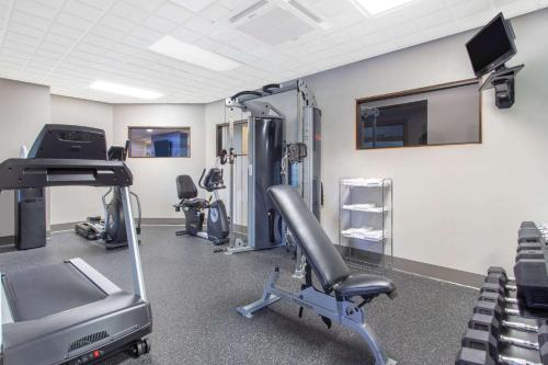 a gym with tread machines and a treadmill at Wingate by Wyndham Indianapolis Airport Plainfield in Plainfield