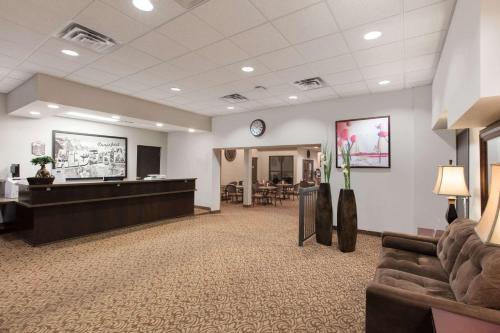 a lobby with a waiting room with a reception desk at Super 8 by Wyndham Innisfail in Innisfail