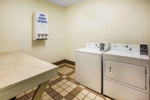 Ванная комната в Days Inn & Suites by Wyndham Corpus Christi Central