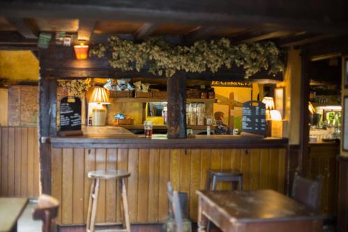 Khu vực lounge/bar tại The Three Chimneys Country Pub