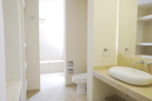 La salle de bains est pourvue d'un lavabo et de toilettes. dans l'établissement 2061 - Lu Iba PH Condo 5, à Santa Cruz Huatulco