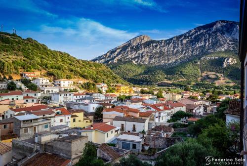 vista su una città con montagne sullo sfondo di Su Pranu a Onifai