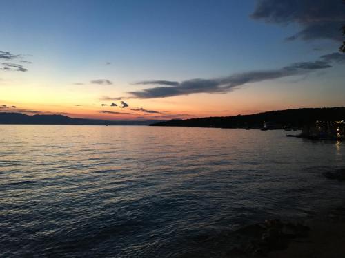 a sunset over a large body of water at Apartments Michael & Petra , Omisalj, Insel Krk, Kroatien in Omišalj