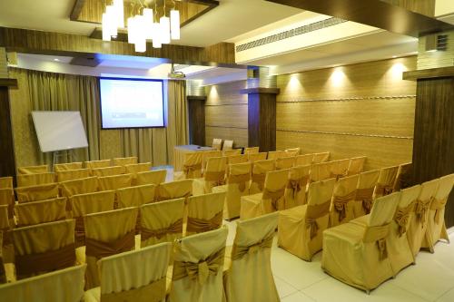 ターネーにあるHotel Alka Residencyの会議室(椅子、プロジェクションスクリーン付)