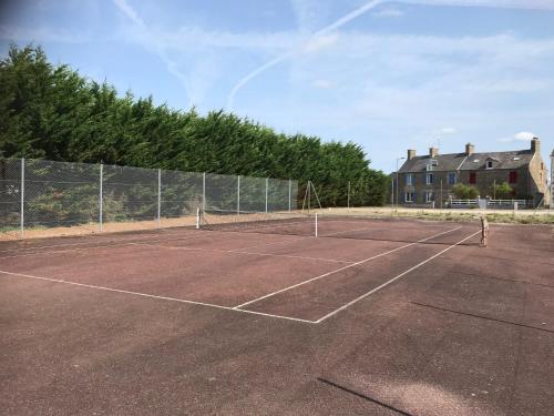 a tennis court in front of a house at Glatigny Farmhouse - close to beach - proche de la plage in Glatigny