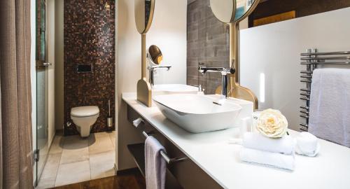 Koupelna v ubytování La Val Hotel & Spa