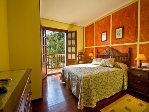 1 dormitorio con cama y ventana en Hostería Miguel Angel, en Santillana del Mar