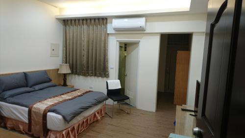 a hotel room with a bed and a television at Sanxing Hall Homestay in Minxiong
