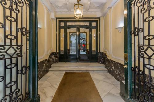 Luxury Silver Apartment just steps from Gran Vía by Batuecas