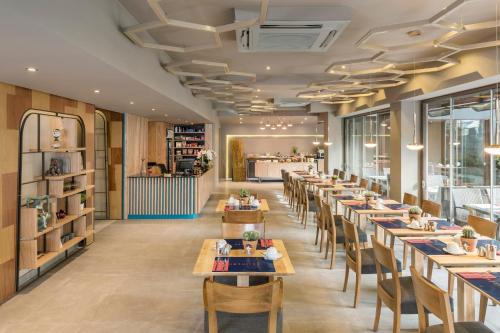 a restaurant with wooden tables and chairs and a cafeteria at Upsuites Hotel in Istanbul