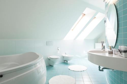 bagno con servizi igienici, lavandino e specchio di Vila Izabela a Križevci pri Ljutomeru