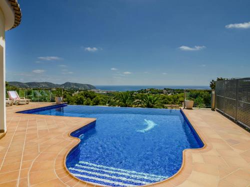 モライラにあるGreat villa in Moraira with infinity poolの眺めの良いヴィラ内のスイミングプール