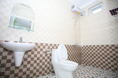 une salle de bain avec toilettes et lavabo dans l'établissement Phong Nha Amanda Homestay, à Phong Nha