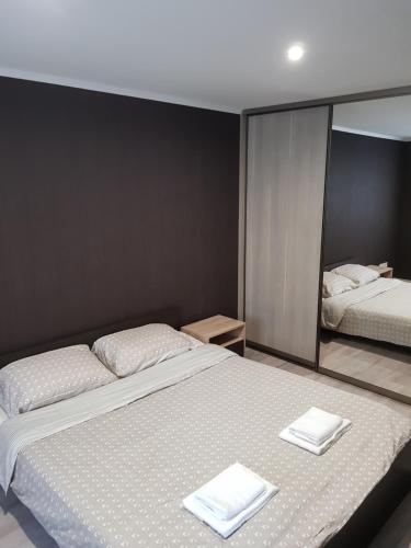 1 dormitorio con 2 camas y toallas. en Aurimas Apartments, en Raseiniai