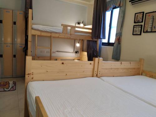a bedroom with two bunk beds in a room at Backpack Home 497 in Jinhu