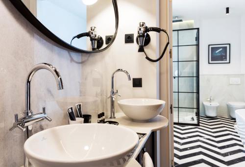 a bathroom with a sink and a mirror at One Shot Conde Torrejón in Seville