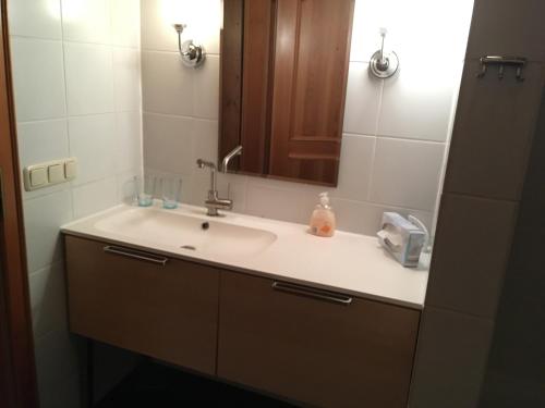y baño con lavabo y espejo. en Weingärtner's Hof, en Sommerach