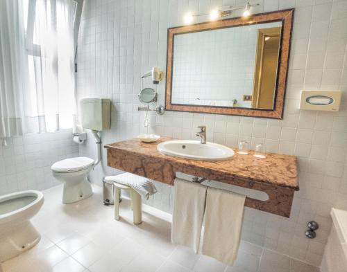 Bilik mandi di Hotel Aurora Terme