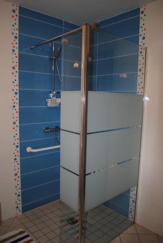 Maël-PestivienにあるMaison De Familleのバスルーム(青と白のシャワー付)