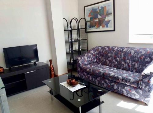 a living room with a couch and a coffee table at Apartamento da Praia da Amorosa in Amorosa