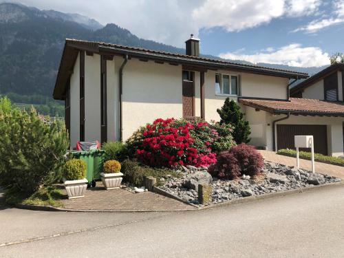 a house with a bunch of flowers in front of it at House Lakeside – GriwaRent AG in Lungern