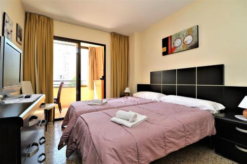 Habitación de hotel con cama y lavabo en Cadiz 4-B, en Benidorm