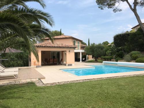 Belle villa à Saint Raphaël dans clos privé 내부 또는 인근 수영장