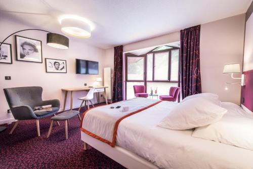 ブリッド・レ・バンにあるLa Vanoise 1825のベッドとデスクが備わるホテルルームです。