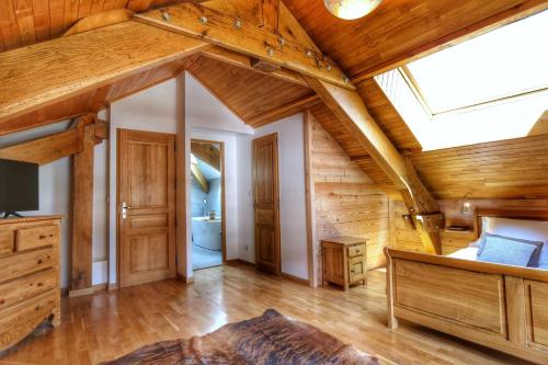 Cette grande chambre est dotée de plafonds en bois et d'une lucarne. dans l'établissement Chalet Stam, à La Salle Les Alpes