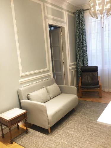 un salon avec un canapé et une chaise dans l'établissement Residence sur Cour, à Paris