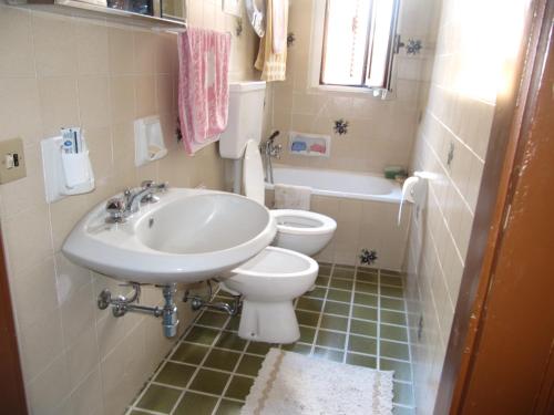 Casa Vacanze Gargnano tesisinde bir banyo