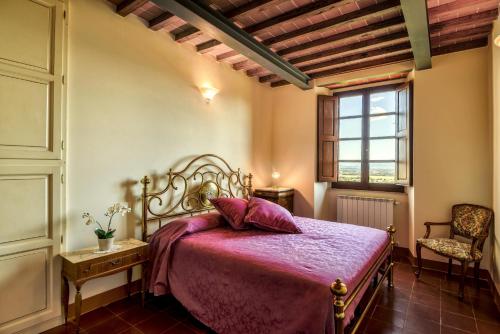 um quarto com uma cama com um cobertor rosa em Casa Menco em Arezzo