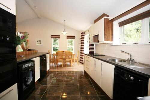 una cocina con fregadero y lavavajillas. en Ballyhoura Mountain Lodges, en Ballyorgan